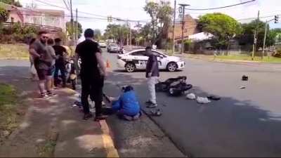 Ambulancia llega al accidente a buscar al motociclista herido y...