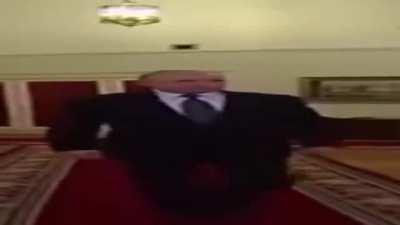 Ebabil onu yiyen kediyi içten yiyerek dışarı çıktıktan sonra burdur sokaklarına giriş yapıyor: