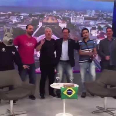 “flavio bolsonaro convocado pela PF pra ficar cara a cara com paulo marinho que o acusa de envolvimento no vazamento de operação sobre corrupção, daí ele não aparece e foge pra manaus dizendo que tem agenda importante na cidade. eis o vídeo da agenda”