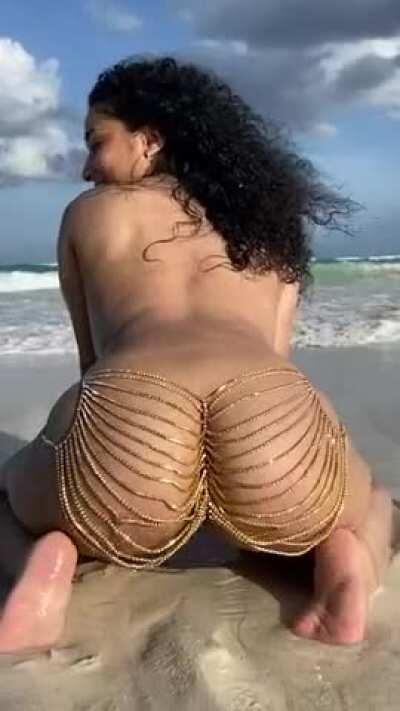 twerking on the beach 😜