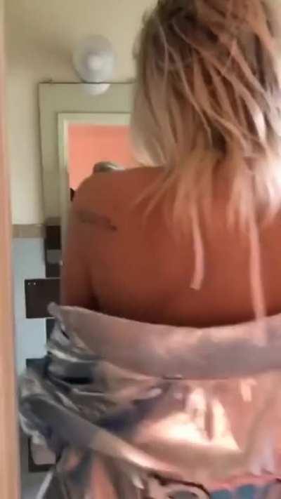 Caroline Vreeland shows off her bustiness in black bikini