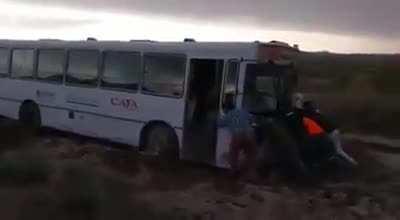 Mendoza: Empujaron entre todos y sacaron un colectivo del barro