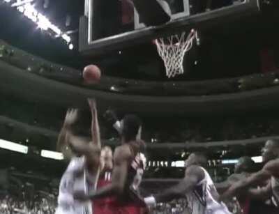 Clarence Weatherspoon vs Dikembe Mutombo