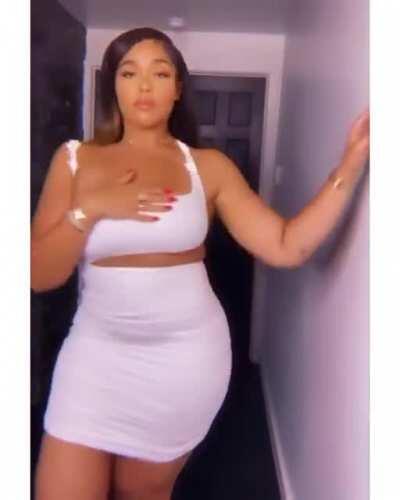 She’s so thicc! 🍑