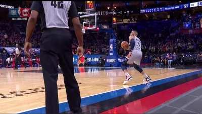 [Highlight] Westbrook steps out saving the ball