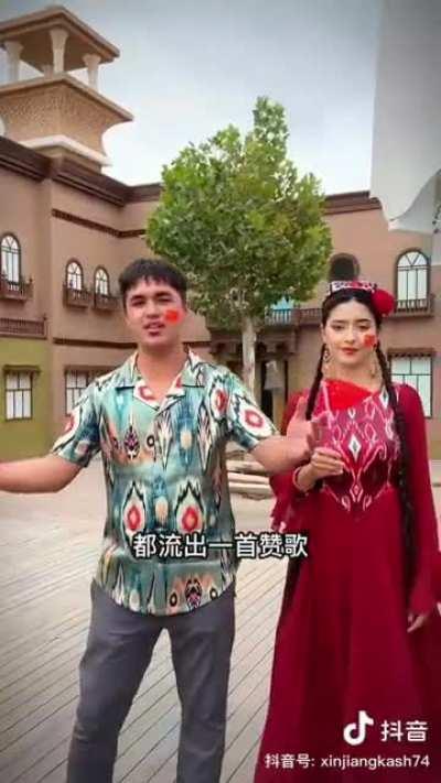 People of Kashi, Xinjiang singing My Motherland to celebrate the 73rd anniversary of the founding of the People's Republic of China