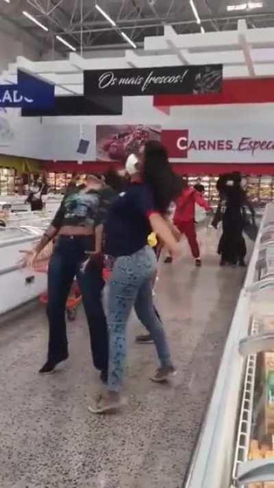 Uma mulher desmaia no supermercado e os funcionários tentam ajuda-la