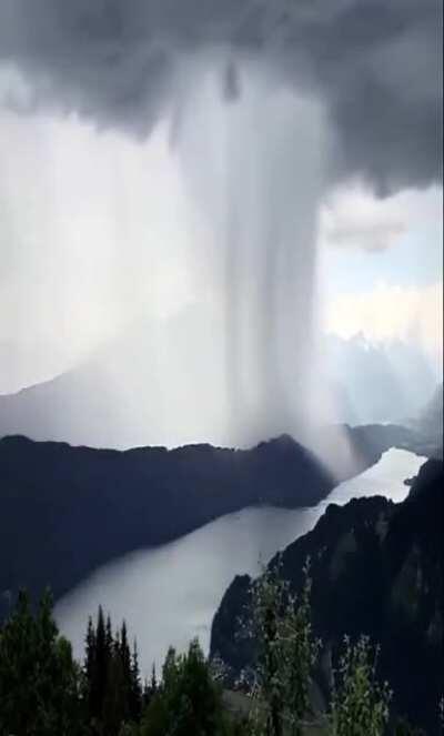 And the heavens opened... @Lake Millstatt in Austria. Time-lapse courtesy of Peter Maier (found on twitter)