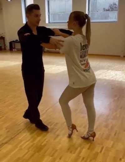 Wenigstens ihr Tanzpartner versorgt uns mit qualitativ hochwertigen Stuff…