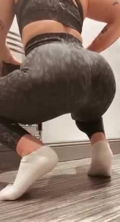 Hope you don’t mind me twerking… [f]