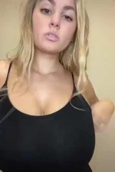 Blonde and Busty! 😍