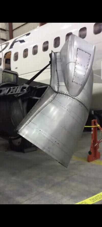 B737-200 Thrust reverser opening.