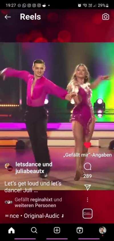 Man kann sagen was man möchte über Let's Dance, doch Julia zeigt mal Ihre Sexy seite und das ist selten.