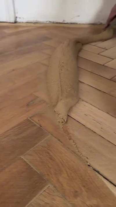 Saving old parquet flooring instead of replacing it – the right putty makes all the difference.