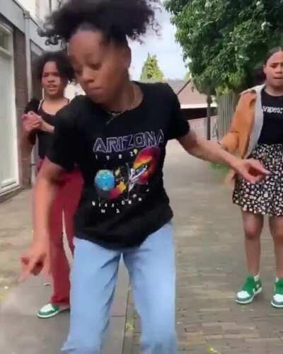 [107/107] Queen Kunta (Kendrick Lamar vs. Girls Trio dancing to James Brown)