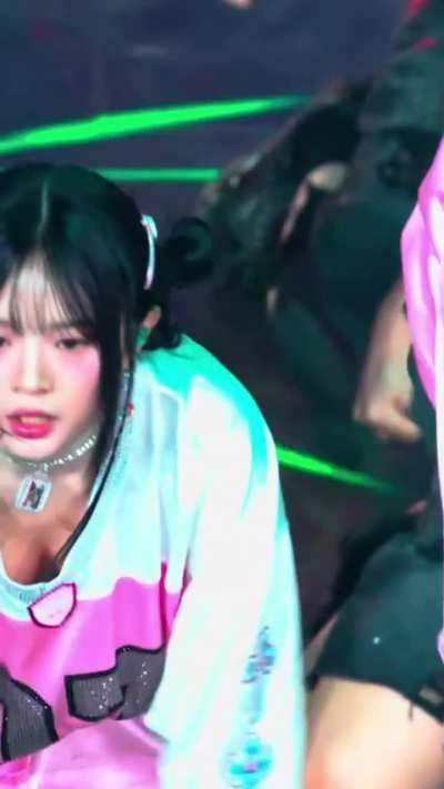 NEW JEANS - Hanni (Cleavage😵)