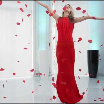 Gina Gerson with rose petals, so cute 