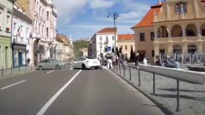 Tesla preferred to hit the oncoming car instead of hitting the pedestrian who fell on the road.
