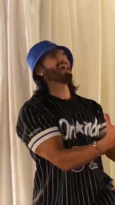 here's Shaquille O'neal doing khalibali with Ranveer Singh. What do y'all think 🤧 is it cringe??