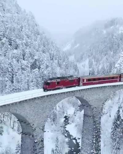 Ледниковый Экспресс (поезд, соединяющий железнодорожные вокзалы двух крупных горных курортов: Санкт-Морица и Церматта в швейцарских Альпах) на Виадуке Ландвассер