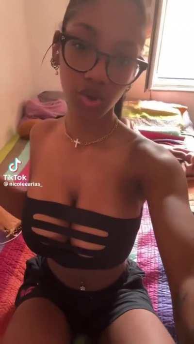 @nicoleearias_
