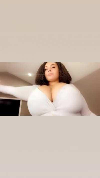 Qweeniesw0rld and her huge breast😊