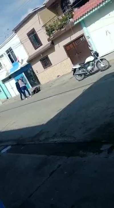 Cjng shoot an enemy down than finish the job and leave a narco message. They also warn the neighbors not to get involved. Celaya, Guanajuato