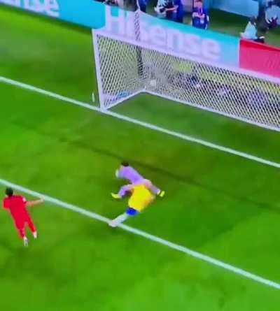 Los estan masacrando a los BTS. Y subo el video tal cual porque el gol es un meme, no te pueden boludear asi en un mundial.