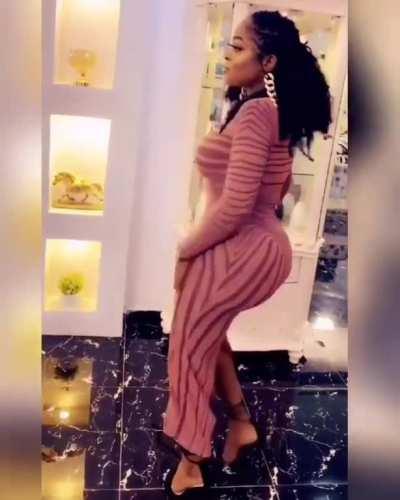 Watch that big booty twerk!!!!!
