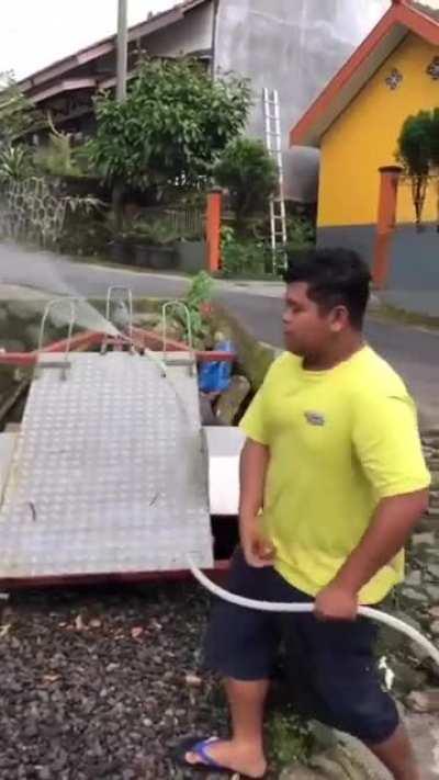 Seorang lelaki berjaya menjinakkan ular