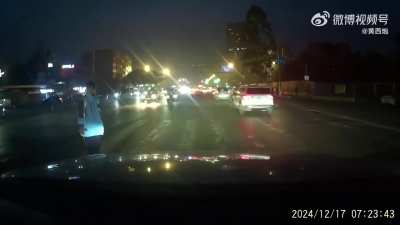 成都这交通环境一言难尽，斑马线前毫无减速礼让的意识…