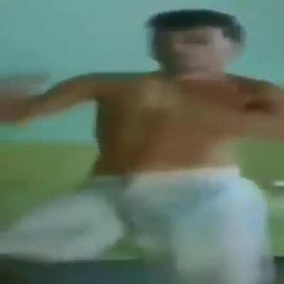 O titulo foi assistir jojo enquanto chuoa uma pika