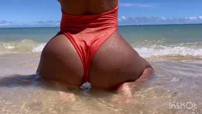 BootyFlex on vacation in Maui. 💋