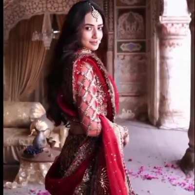 Sana javed tawaif doing bold videos now as shoaib malik is kicked out of cricket