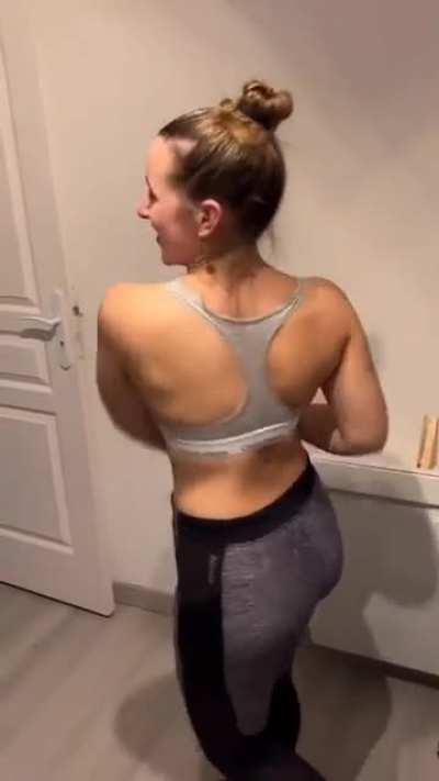 Essaye de ne pas bander ni gicler sur Laure_bnt13