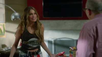 Sofia Vergara: Leg Show (Modern Family S06E22)