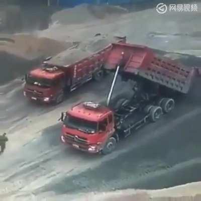 Dump truck's hydraulics blow out - May 2018