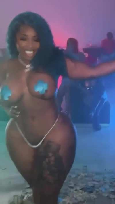 You wanna see the most perfect bolts. Go to a black strip club in Miami. They look like this 😈