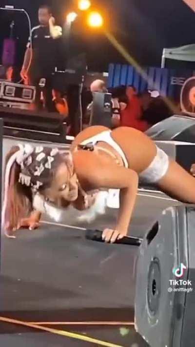 Anitta does it like no other. 🍑