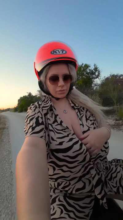 I love riding. 😈 If you would like to see the rest of the video, check my premium pages. And don't miss my Summer Sale. 🤑 