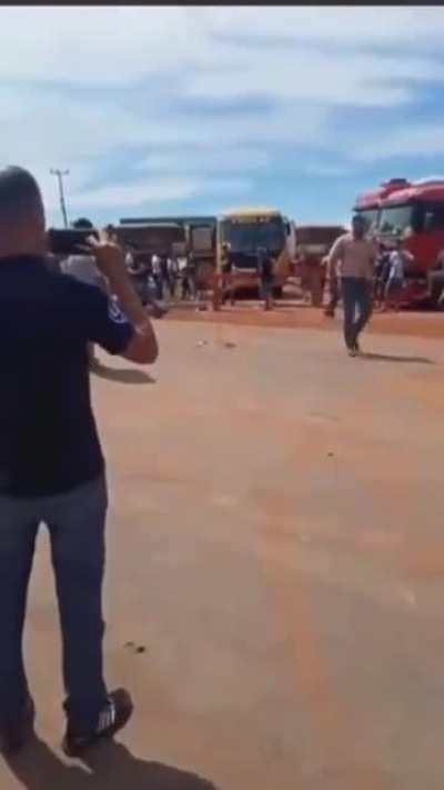 Bandidos obrigam estudantes do Mato Grosso, que estavam a caminho do Enem, a descer do ônibus que os levava até o local da prova. Os jovens precisaram andar por cinco quilômetros para não perder a chance de entrar numa faculdade.