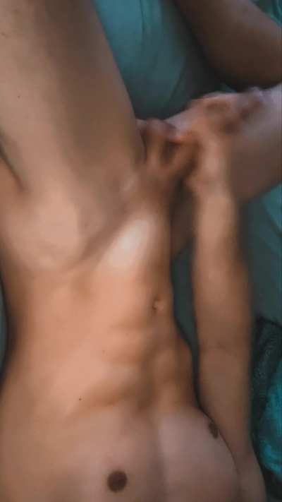 [23] Would you like to see me cum over my abs? 😜