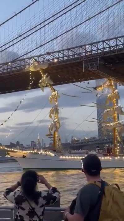 Multiple people injured after Mexican navy tall ship slams into Brooklyn Bridge