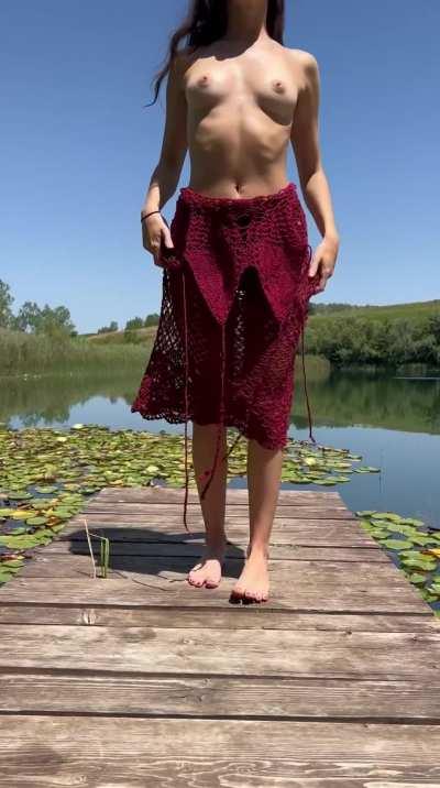 Full striptease at the lake 😘