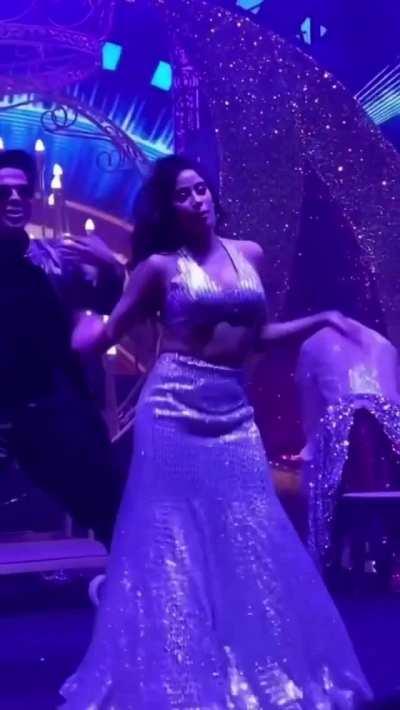 Janhvi kapoor busting out some sexy ass moves 🥵🔥