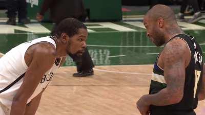 [Highlight] Kevin Durant and P.J. Tucker share basketball tips to each other