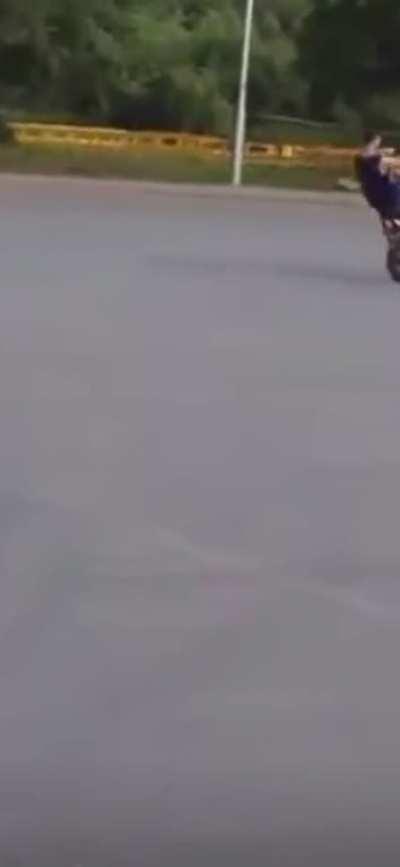 WCGW Stunt driving on a poorly built bike