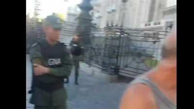 El 1970 un revolucionario, tomaba las armas y se enfrentaba al poderío del ejército nacional, si era atrapado, siempre llevaba una pastilla de cianuro con él. 50 años después, la payasa filomena tiene un ataque de esquizofrenia porque su cartel en lenguaj