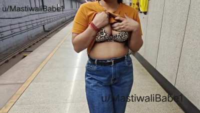 Flashing in metro ✅(hotwife)