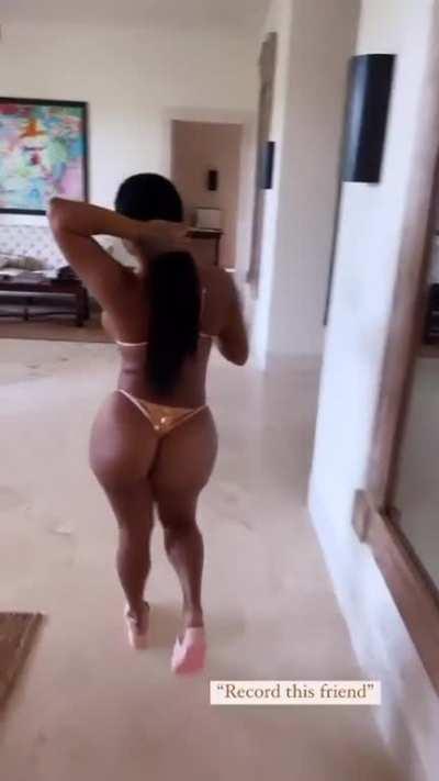 Lira Galore 🍑
